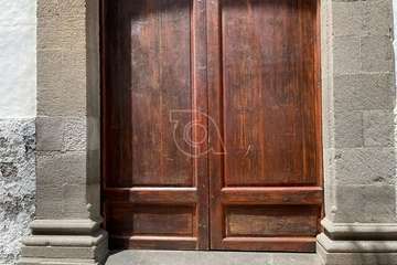 Un joven con capucha intenta forzar sin éxito la puerta del templo y varios negocios de Los Llanos de Telde/TA.